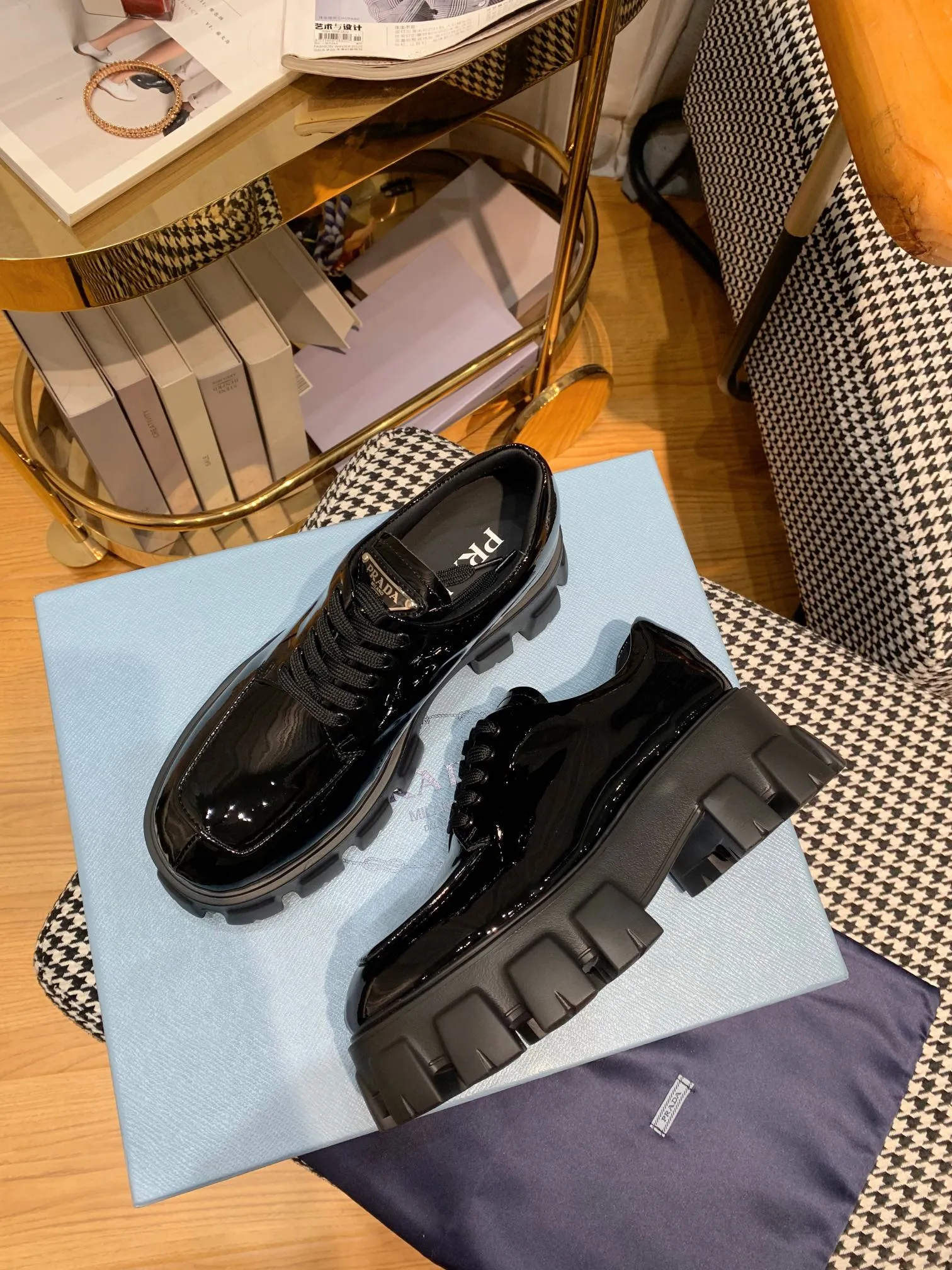 👟👟Ex-factory price 480👟👟 Women's shoes women's clothing ss23 Prada Prada ✨ 💥The T-stage catwalk model "Dream Never Sleeps" can be used on important occasions. It has an aristocratic feel and is perfect on the feet💃💃The entire series is full of exciting and unexpected combinations of elements, with a strong artistic flavor, allowing you to appreciate the ever-changing style of Prada girls. 1⃣ Upper: cowhide with open edge beads/patent leather 2⃣ Lining: imported sheepskin 3⃣ Outsole: lightweight foam outsole Size 35M-40M